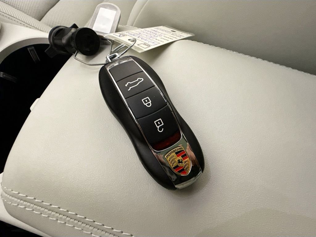 Certified 2025 Porsche Macan S AWD/4WD image 17