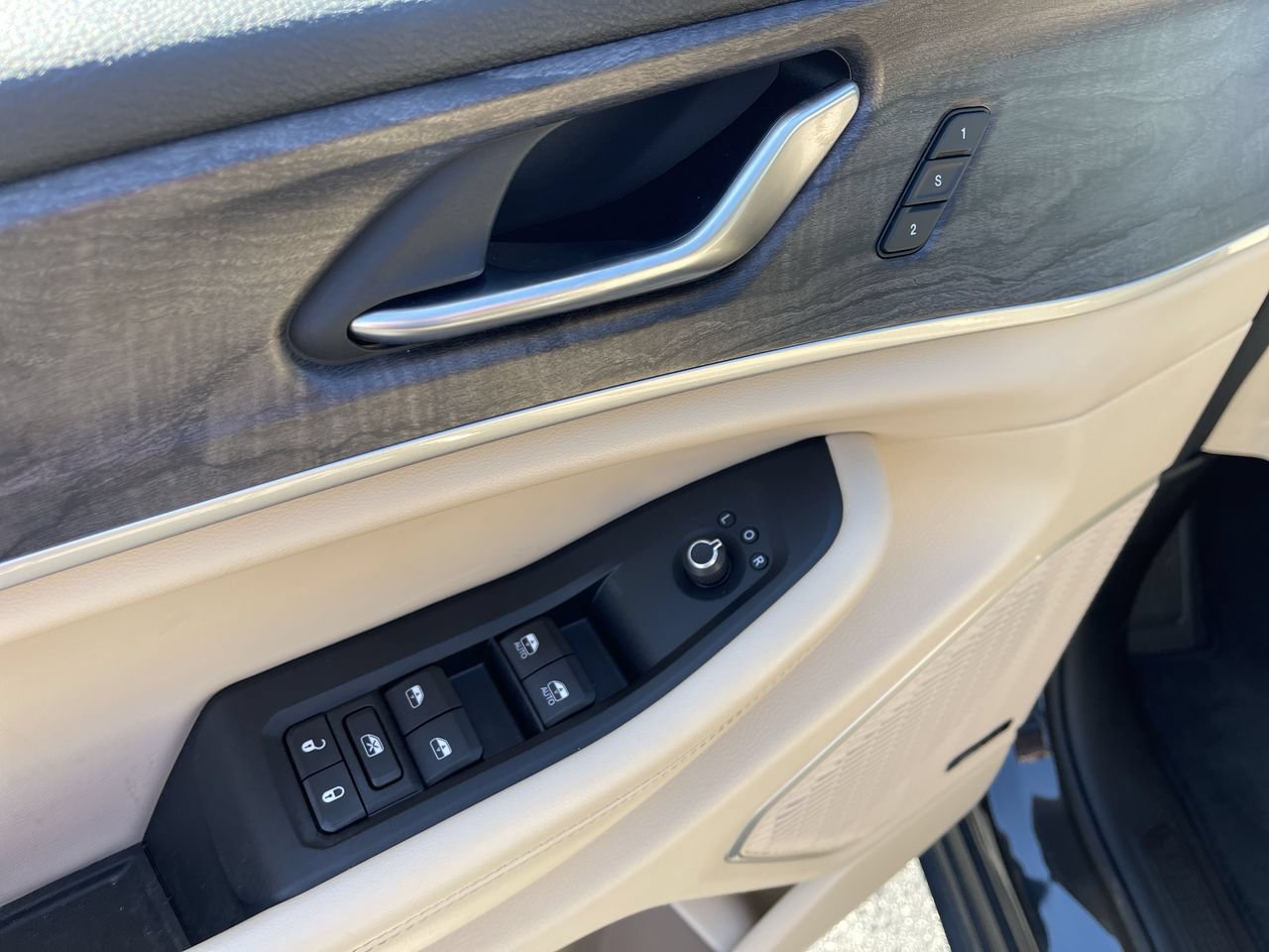 Used 2022 Jeep Grand Cherokee L Limited AWD/4WD image 23