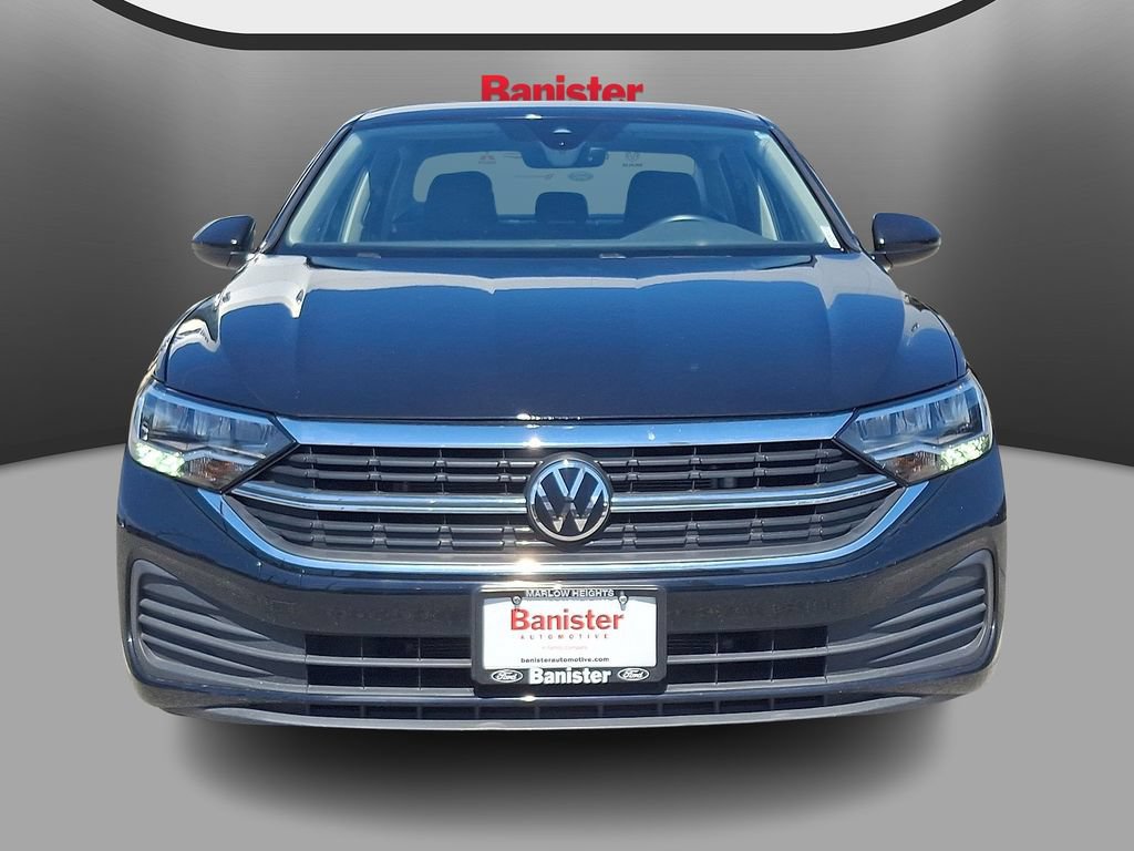 Used 2024 Volkswagen Jetta SE FWD image 2
