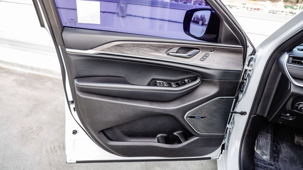 Used 2021 Jeep Grand Cherokee L Overland w/ Advanced Protech Group III image 26