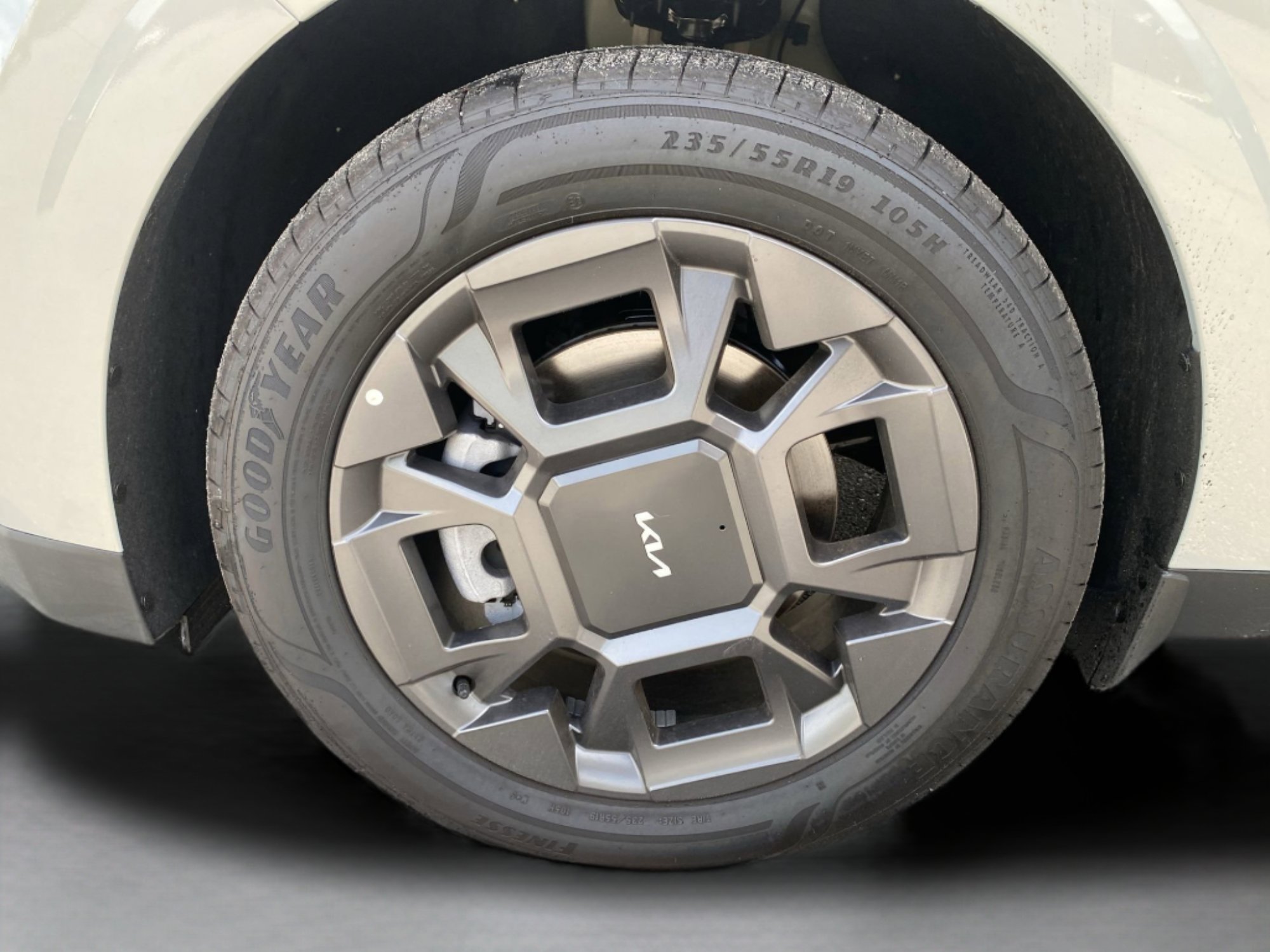 Used 2025 Kia Carnival EX FWD image 31