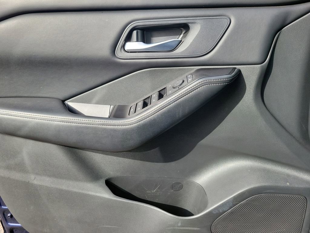 Used 2025 Nissan Rogue SV image 15