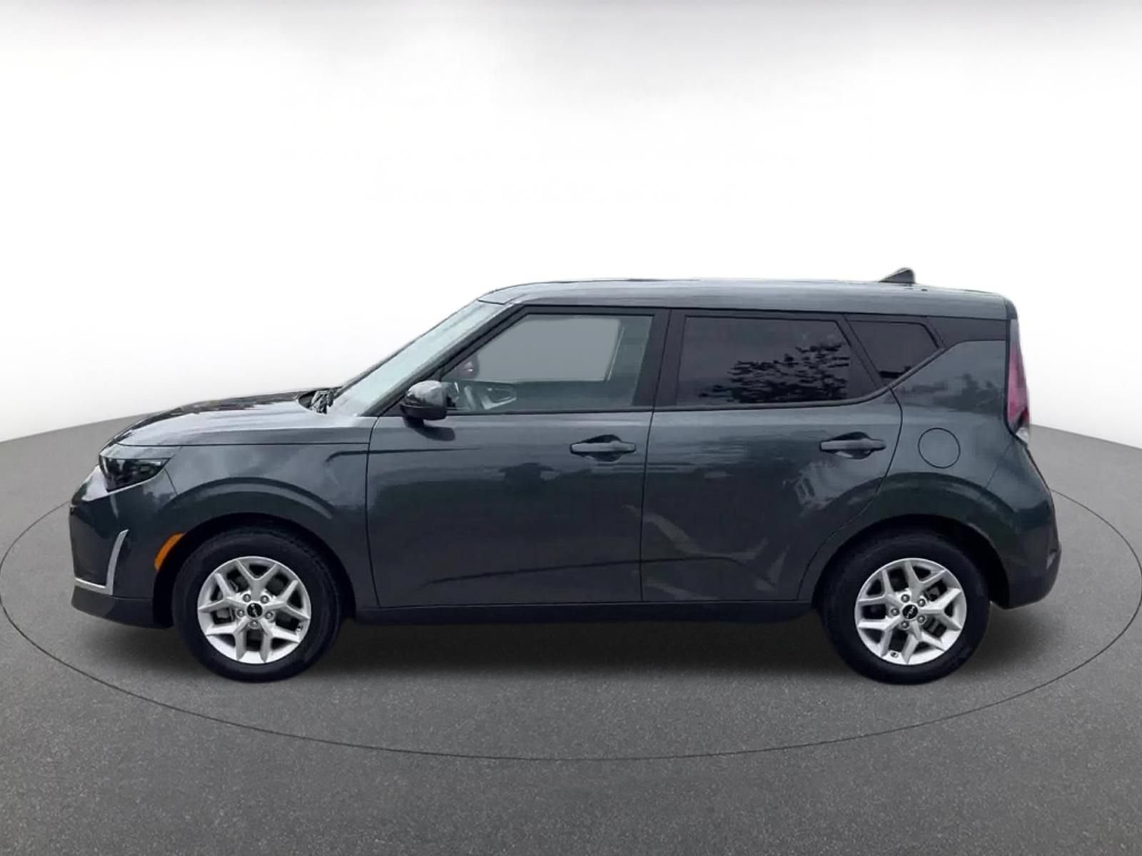 Used 2025 Kia Soul LX w/ LX Technology Package FWD image 9
