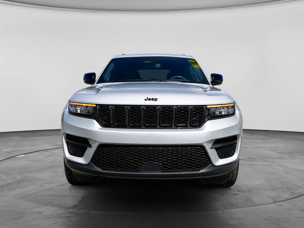 Used 2024 Jeep Grand Cherokee Altitude AWD/4WD image 3