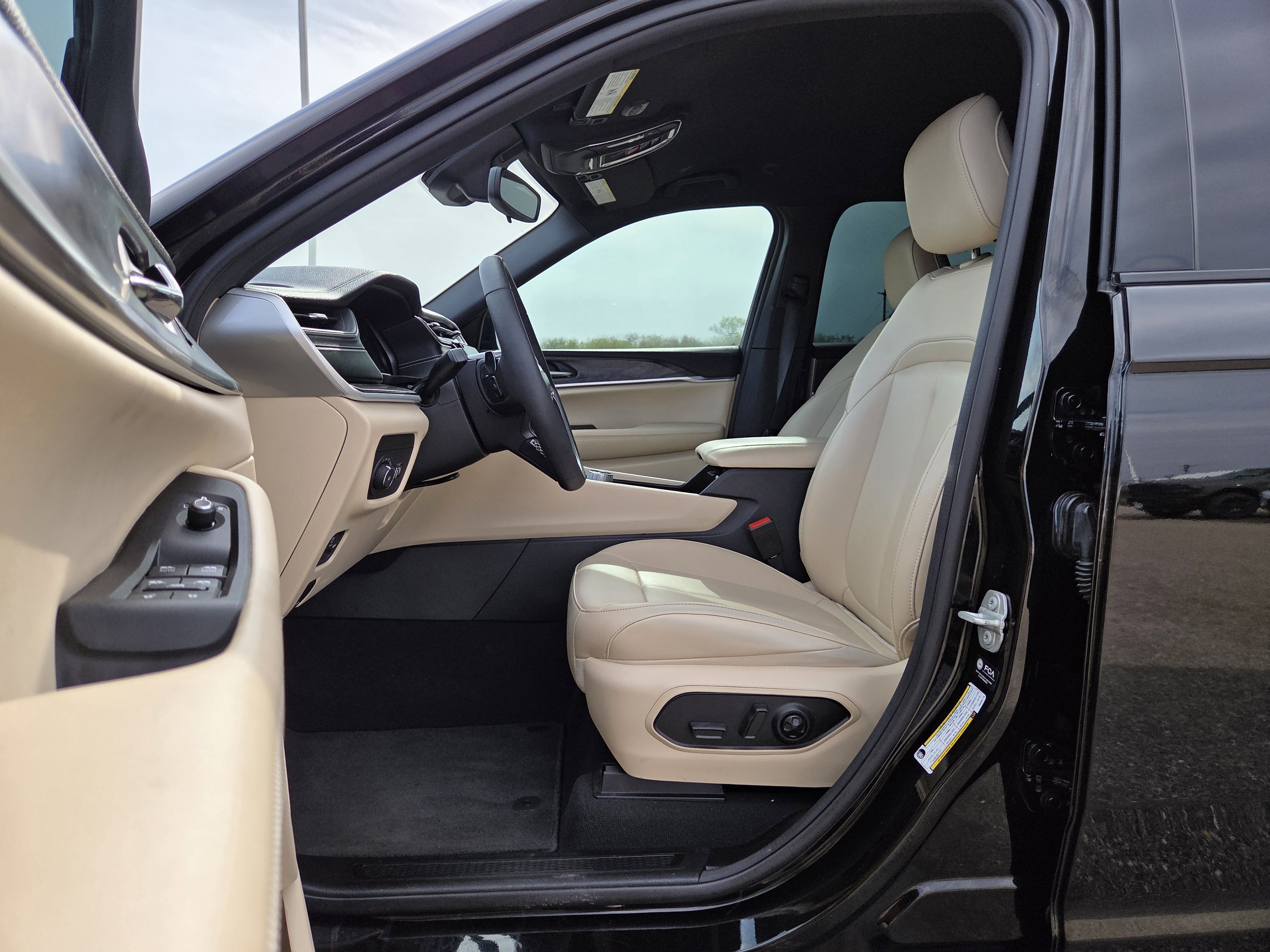 Used 2024 Jeep Grand Cherokee L Limited w/ Black Appearance Package image 13