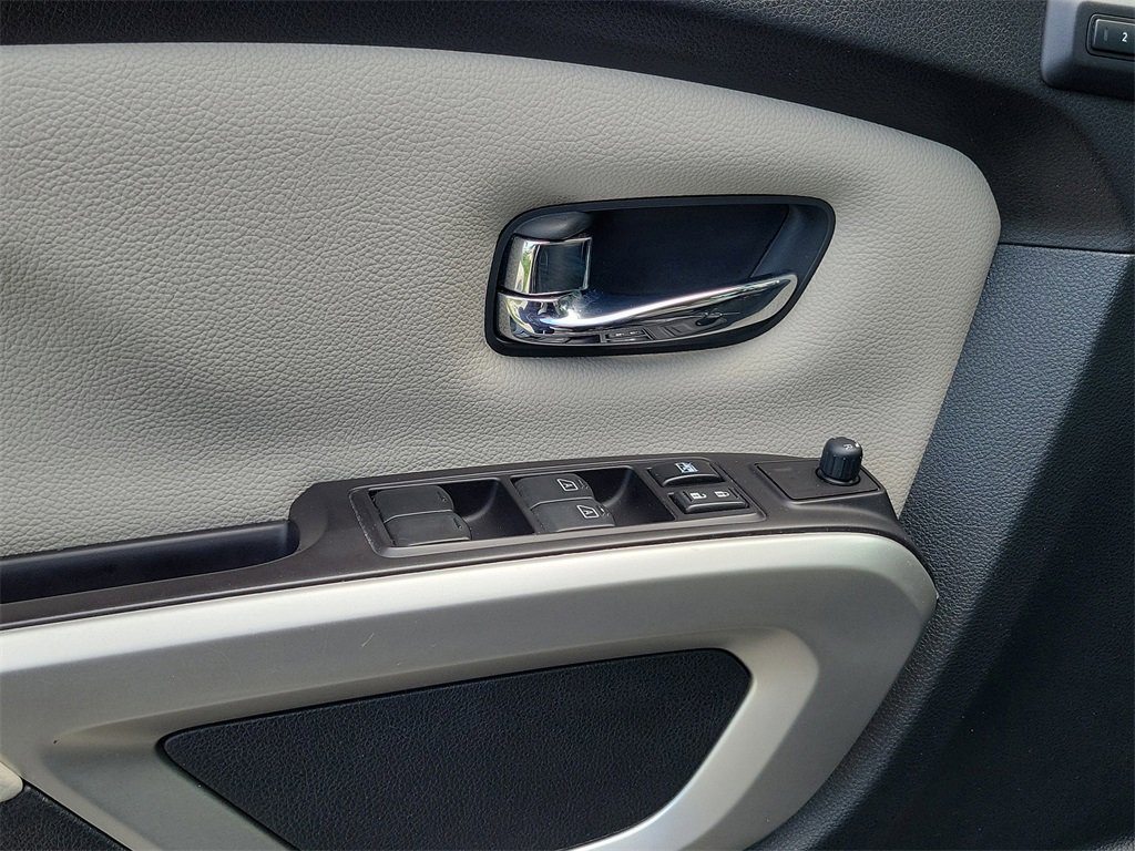 Used 2020 Nissan Titan SL w/ Moonroof Package image 23