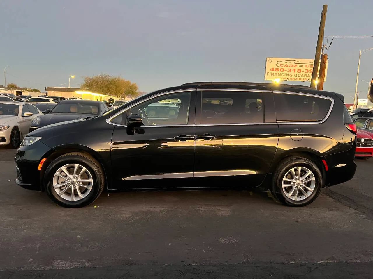 Used 2022 Chrysler Pacifica Touring AWD/4WD image 2