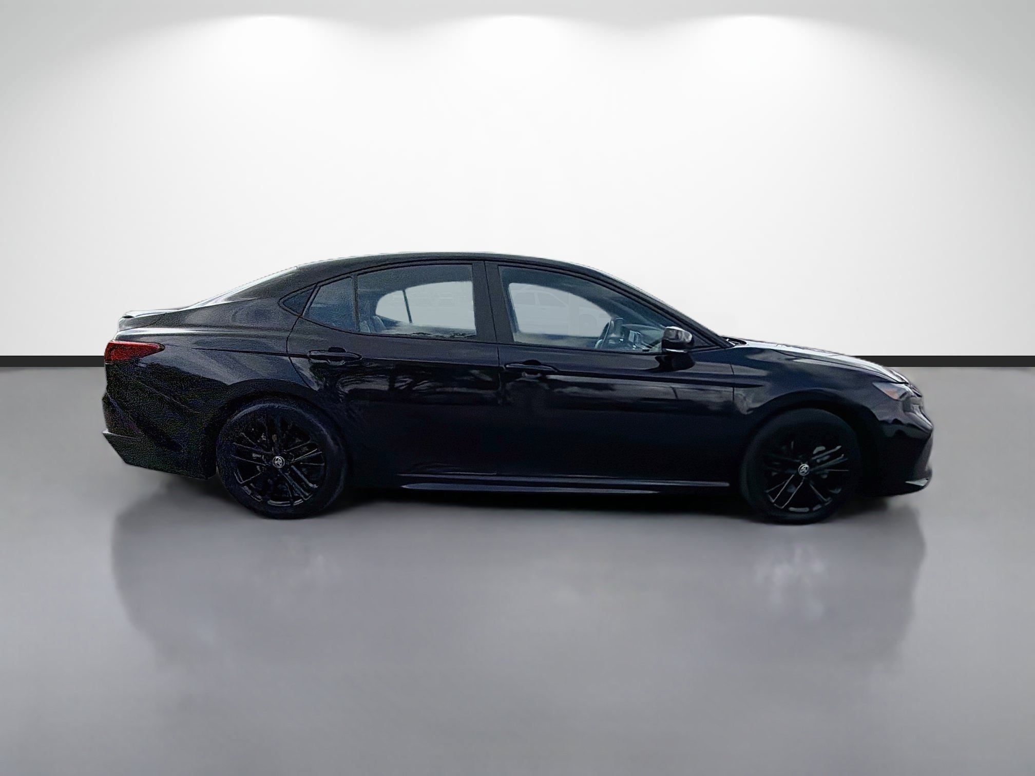 Used 2025 Toyota Camry SE FWD image 2