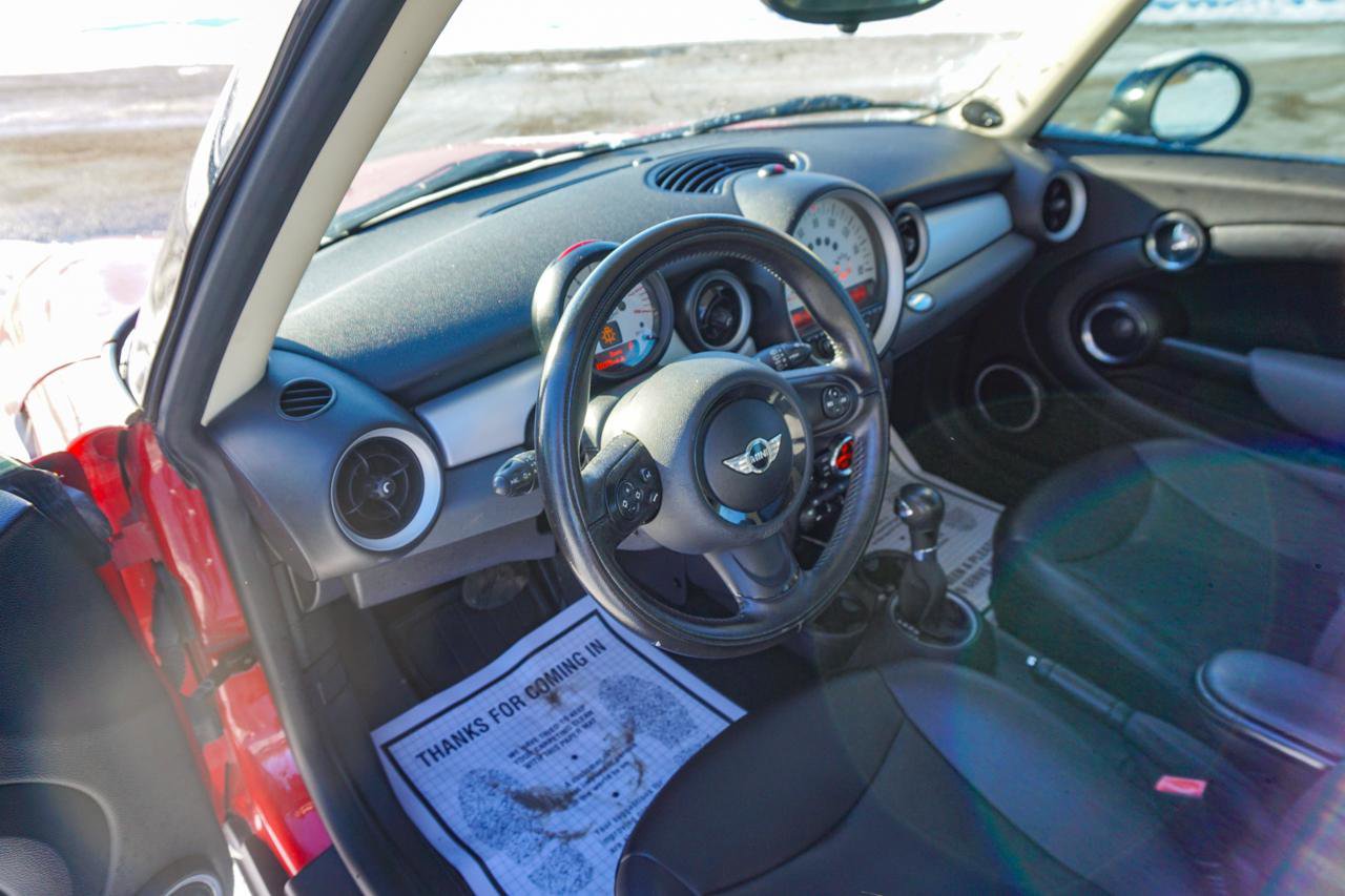 Used 2011 MINI Cooper Hardtop image 16