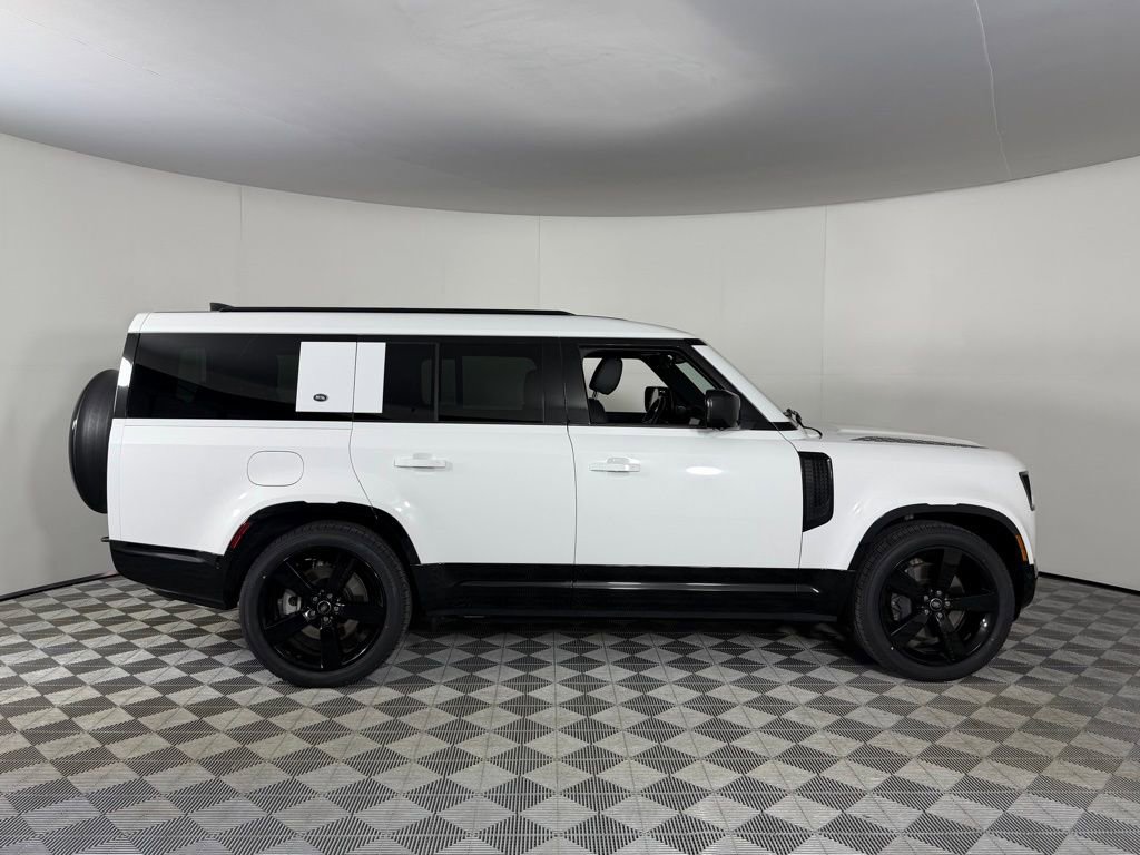 Used 2024 Land Rover Defender 130 X-Dynamic SE image 4