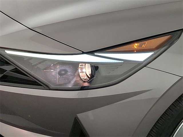 Used 2023 Hyundai Elantra SE w/ Preferred Accessory Package image 11