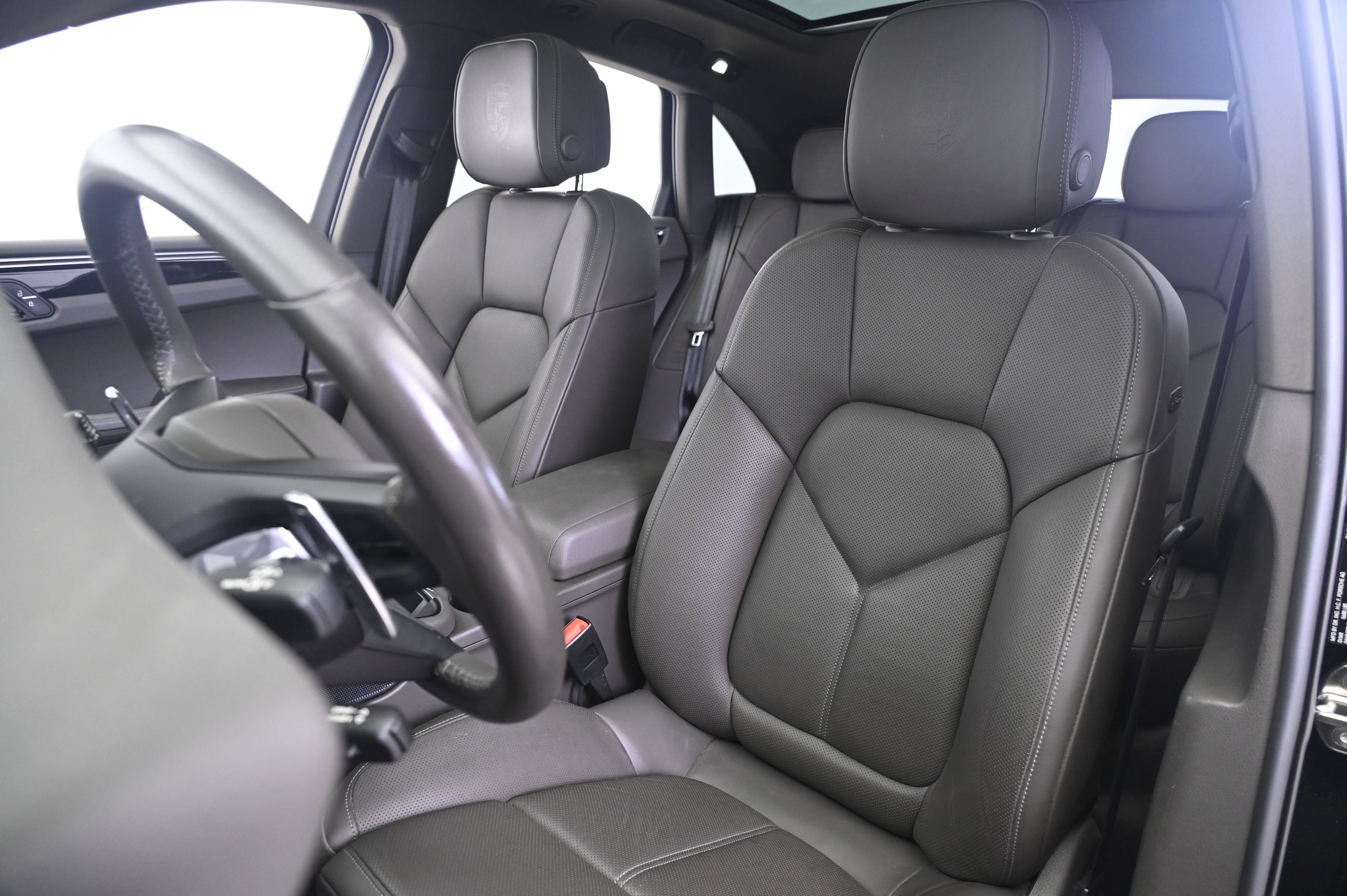 Certified 2024 Porsche Macan S AWD/4WD image 5