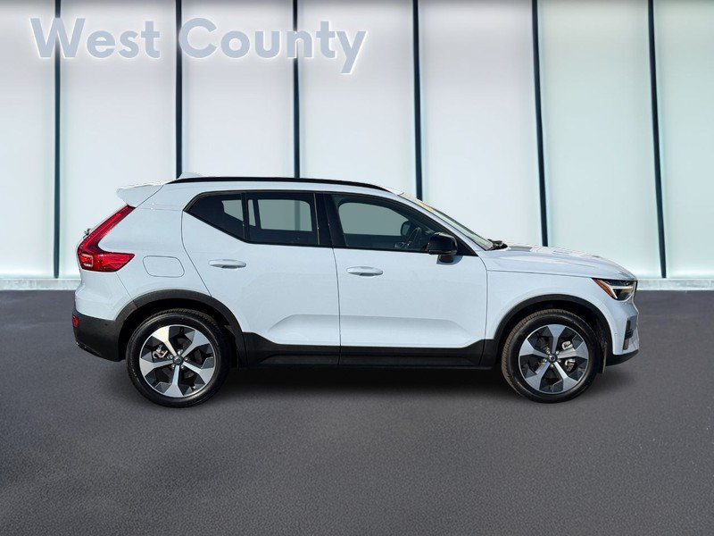 Used 2026 Volvo XC40 B5 Plus AWD/4WD image 2
