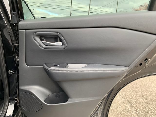 Used 2025 Nissan Rogue SV image 28