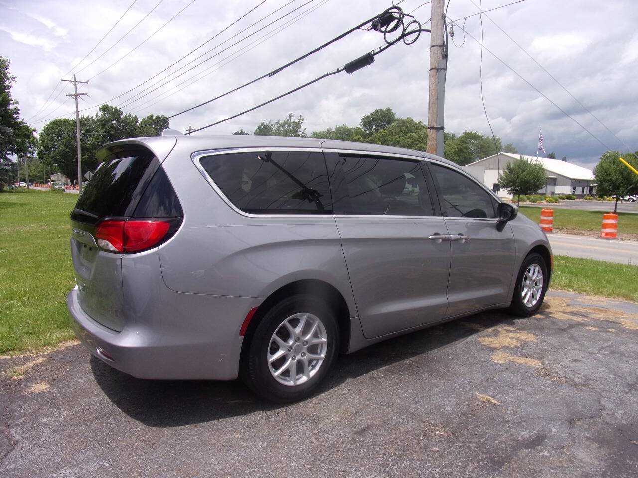 Used 2017 Chrysler Pacifica Touring FWD image 7