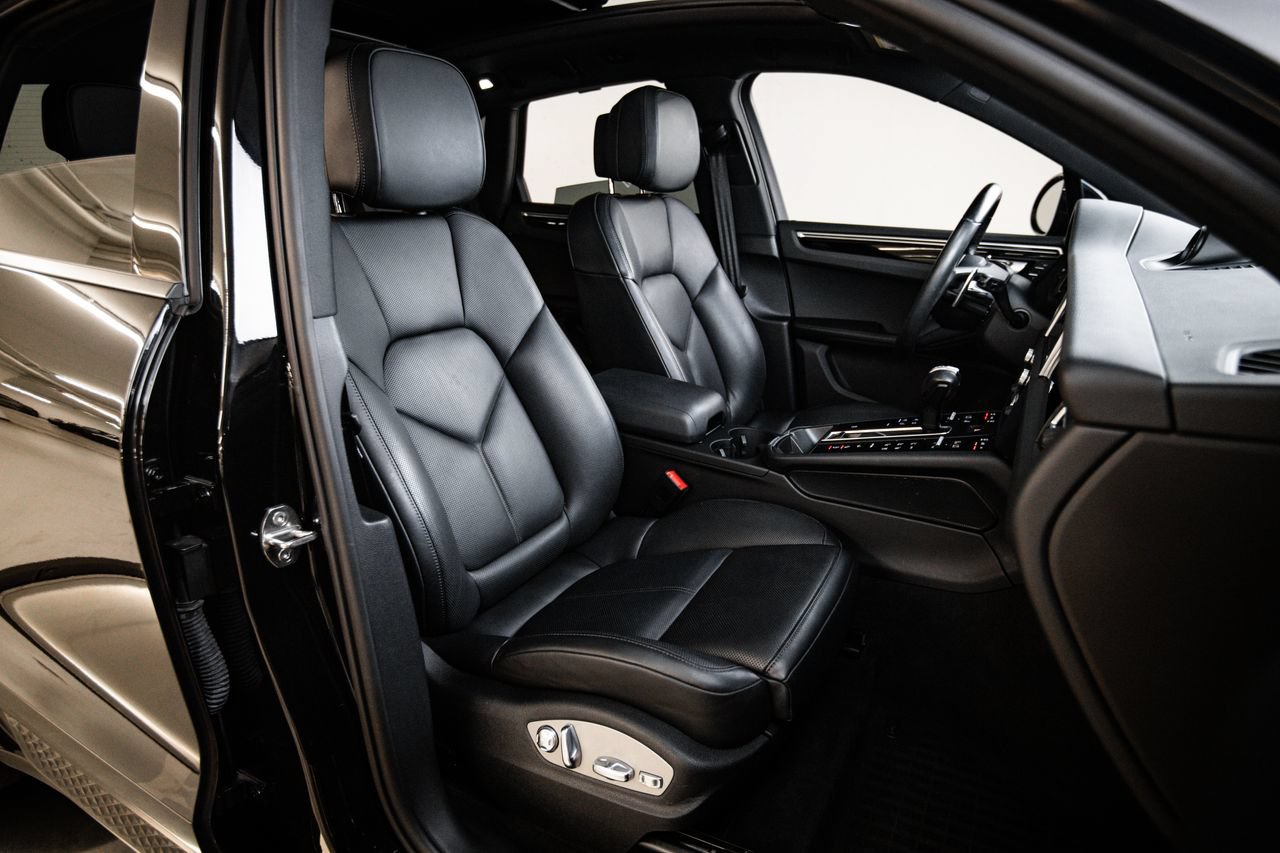 Certified 2023 Porsche Macan AWD/4WD image 29