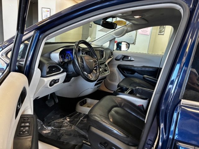 Used 2020 Chrysler Pacifica Touring-L image 17