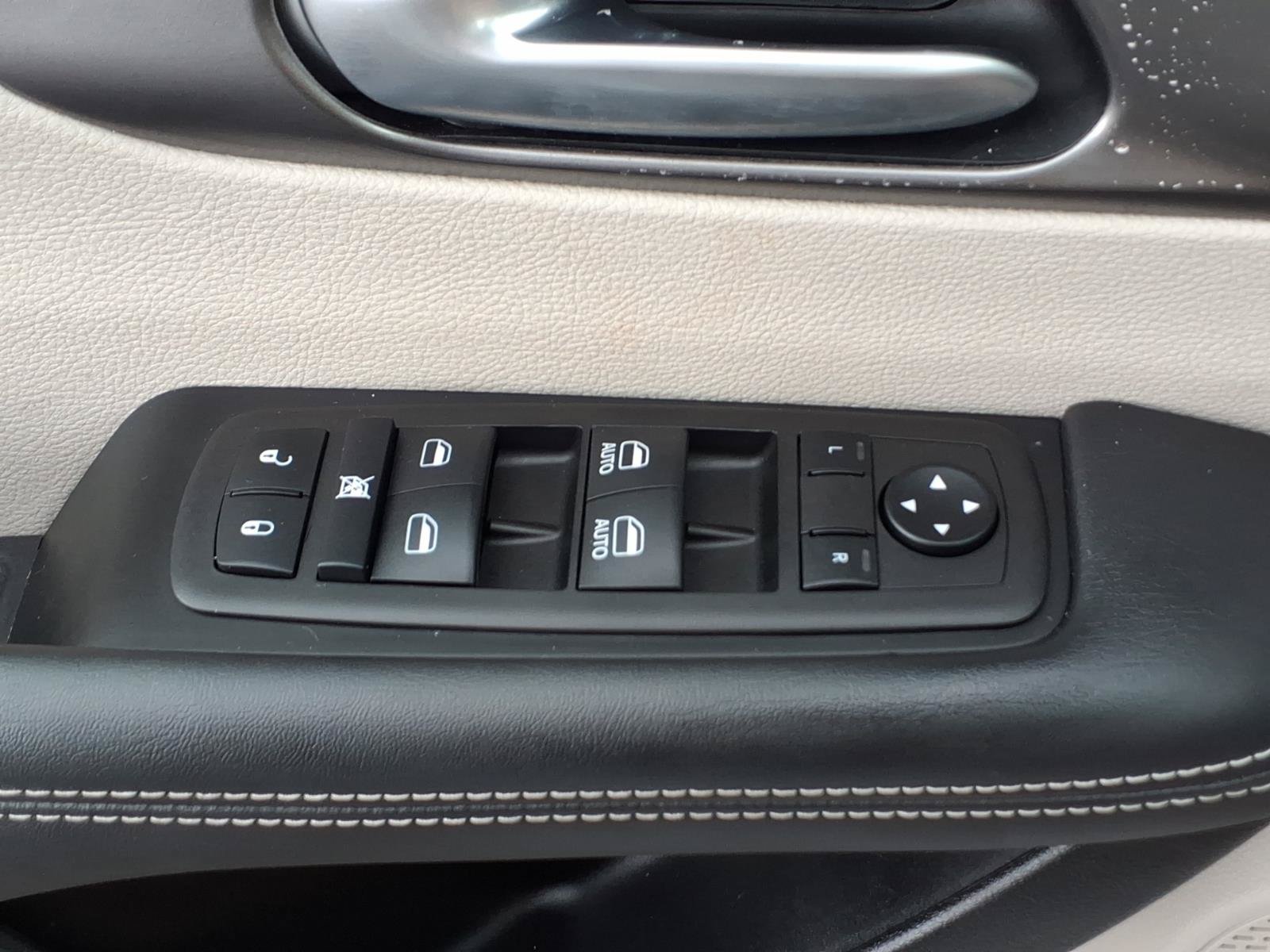 Used 2024 Chrysler Pacifica Touring-L FWD image 23