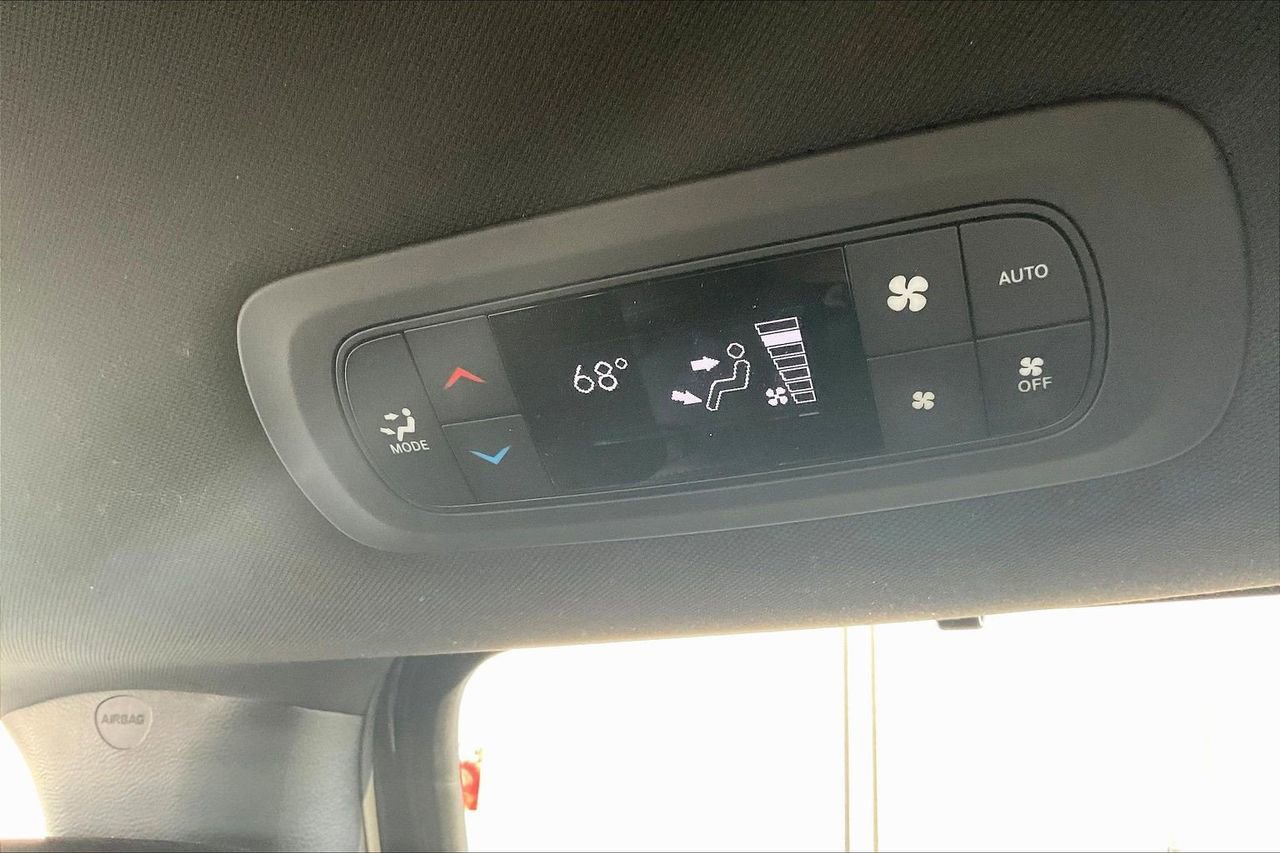 Used 2025 Chrysler Pacifica Select image 16