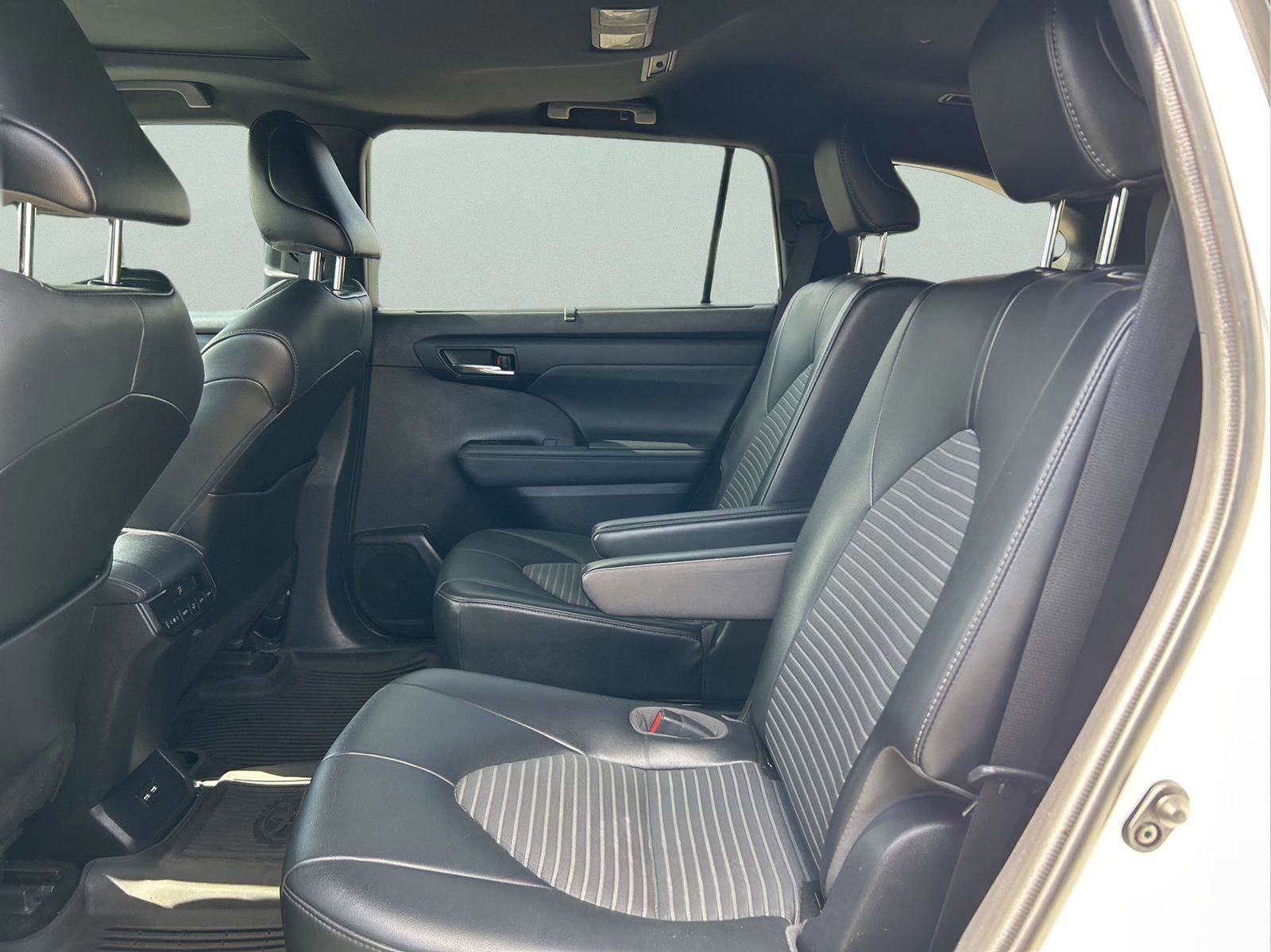 Used 2021 Toyota Highlander XSE FWD image 10