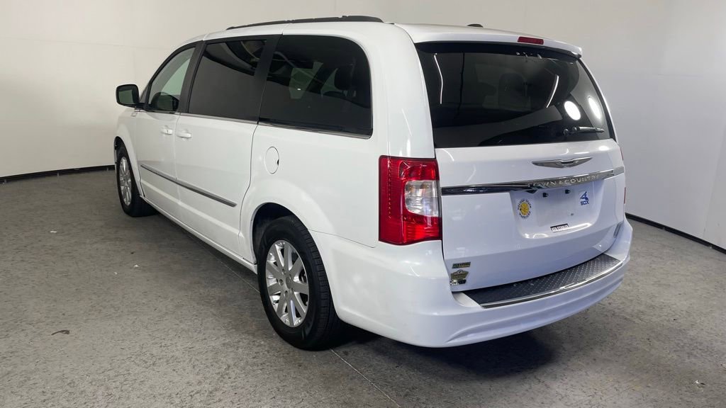 Used 2016 Chrysler Town & Country Touring FWD image 7