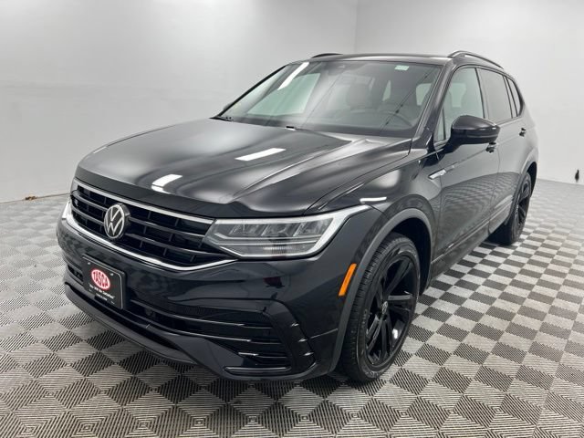 Used 2024 Volkswagen Tiguan SE R-Line AWD/4WD image 2