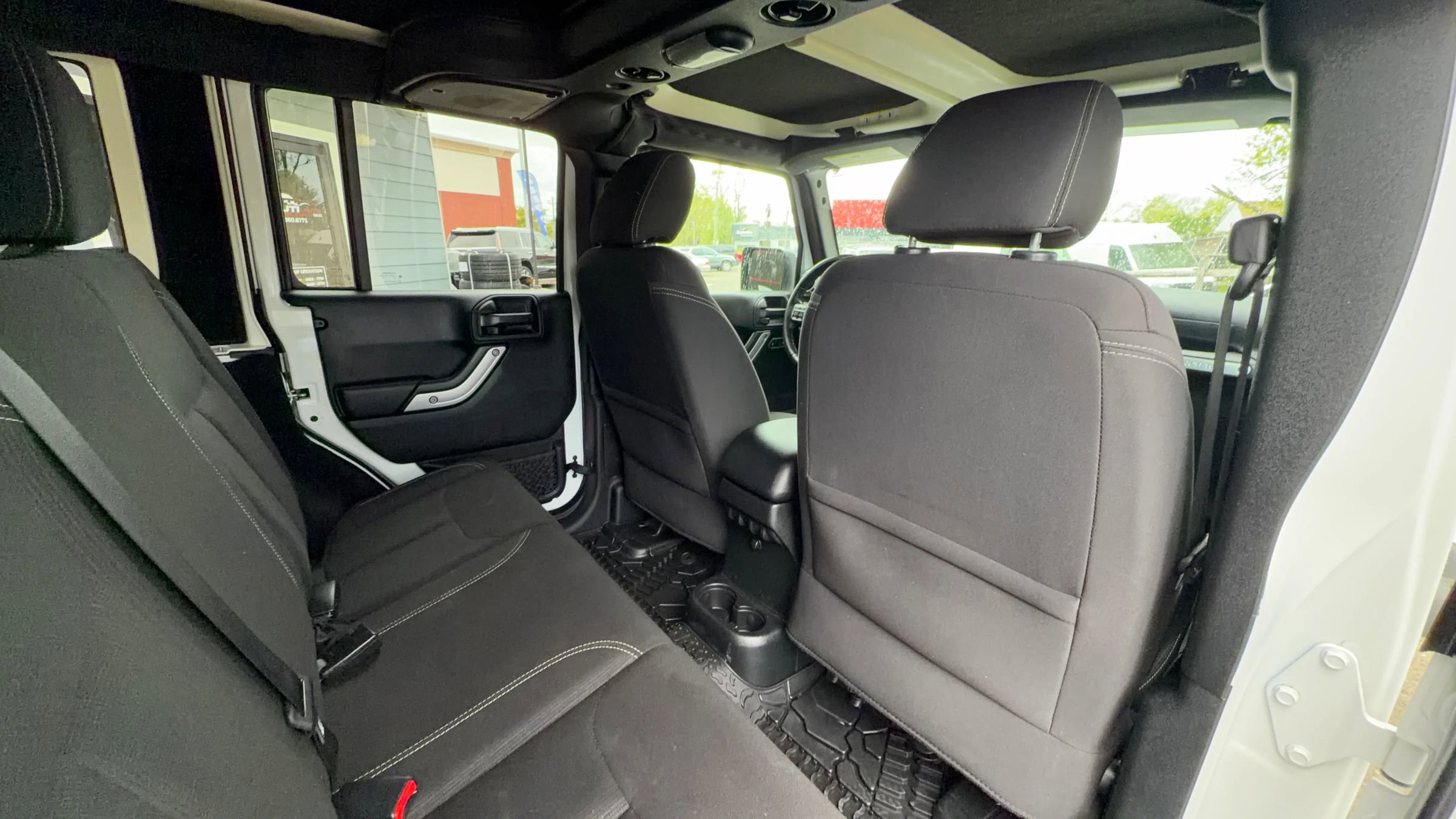 Used 2018 Jeep Wrangler Unlimited Sahara w/ Connectivity Group AWD/4WD image 28