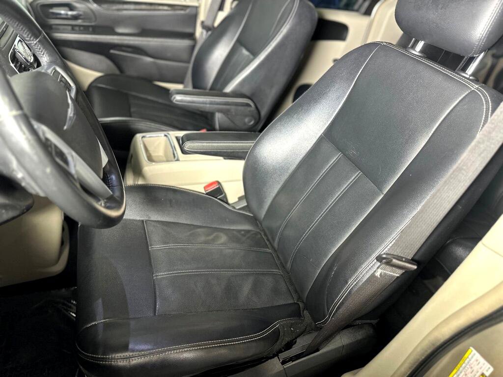 Used 2014 Chrysler Town & Country Touring image 26