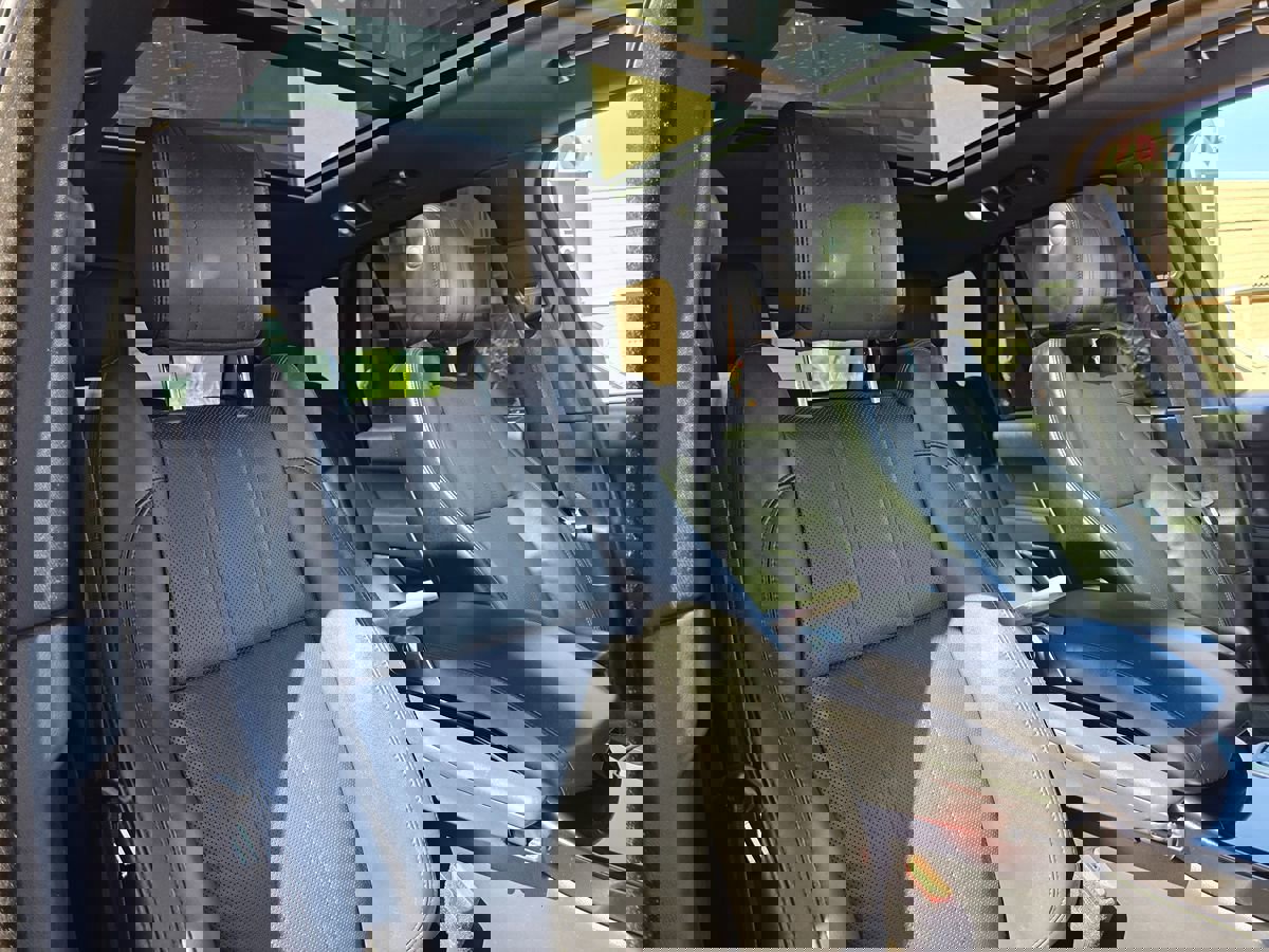 Used 2017 Land Rover Range Rover HSE image 16