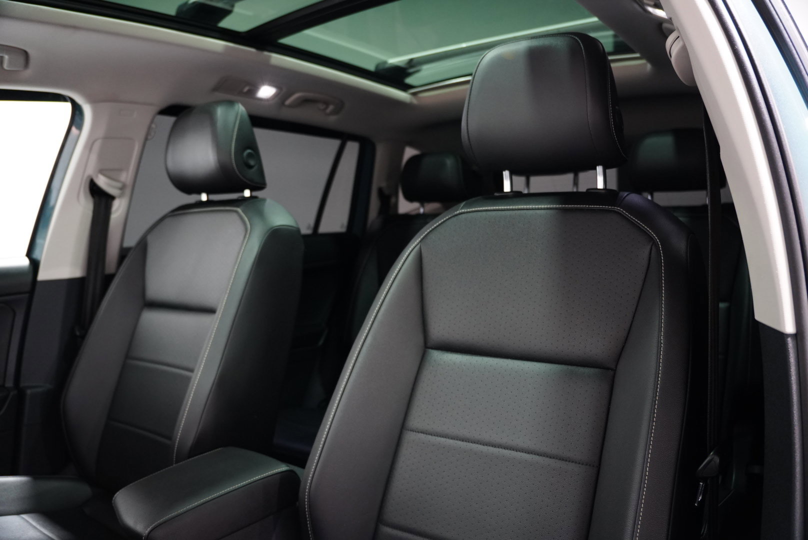 Used 2021 Volkswagen Tiguan SE w/ Panoramic Sunroof Package image 12