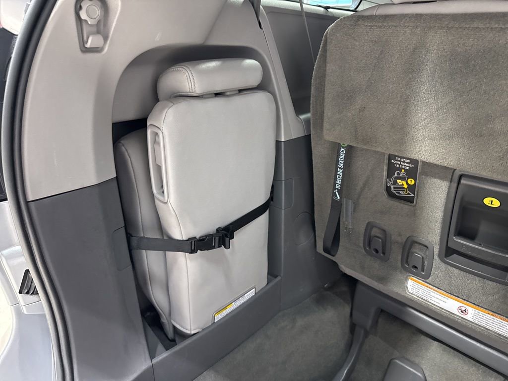 Used 2018 Toyota Sienna XLE Premium w/ Carpet Mat Package image 40
