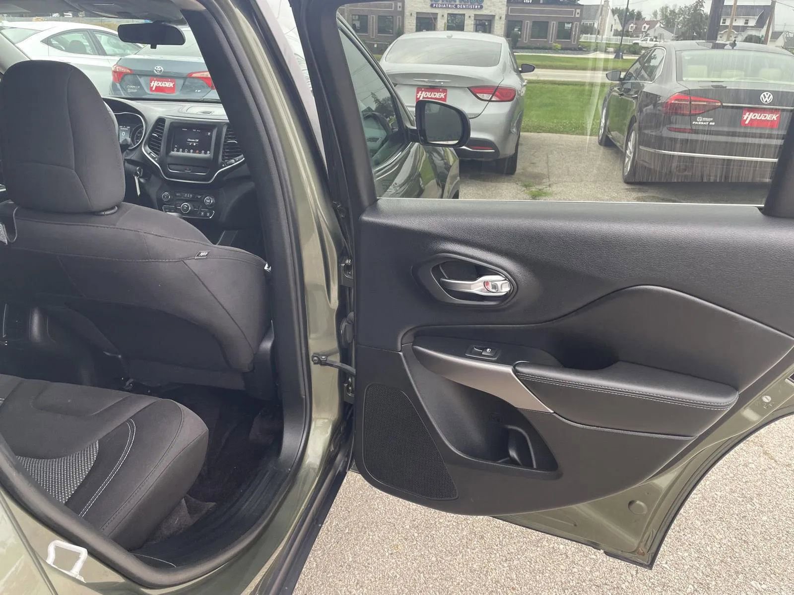 Used 2019 Jeep Cherokee Latitude w/ Cold Weather Group image 19