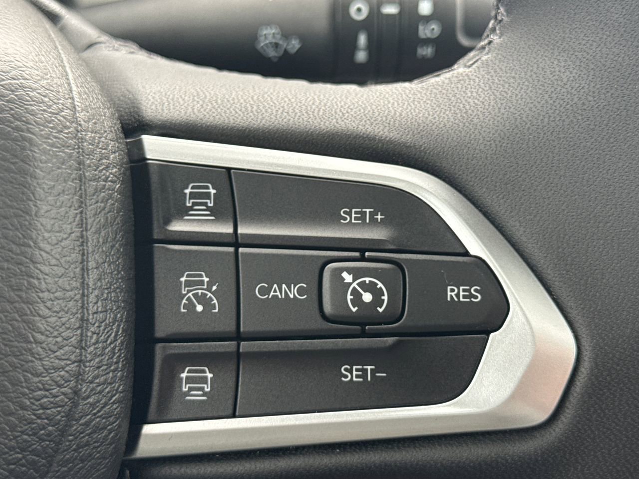 Used 2025 Jeep Compass Limited w/ Sun & Sound Group AWD/4WD image 27