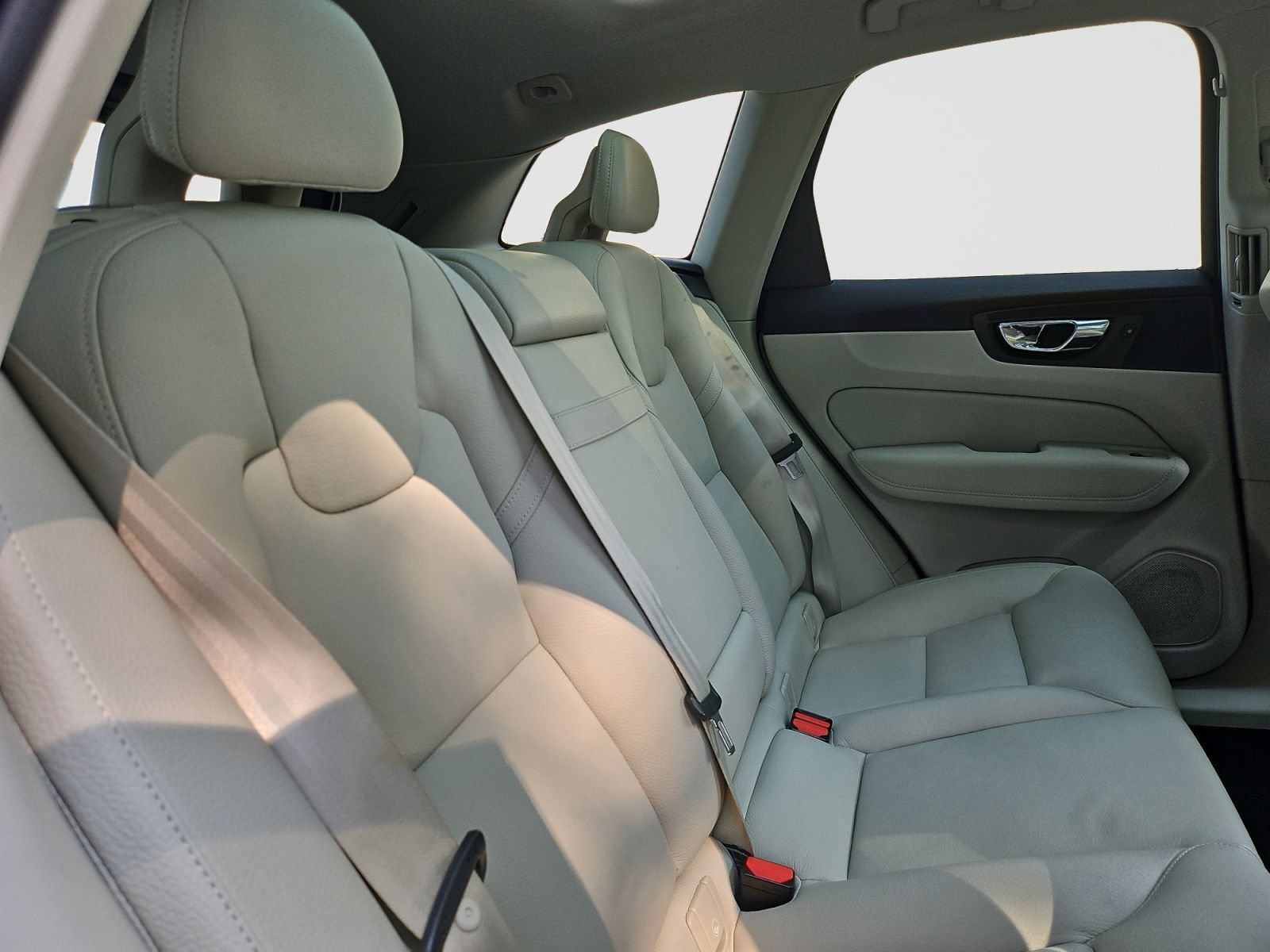 Used 2019 Volvo XC60 T5 Momentum w/ Premium Package FWD image 43