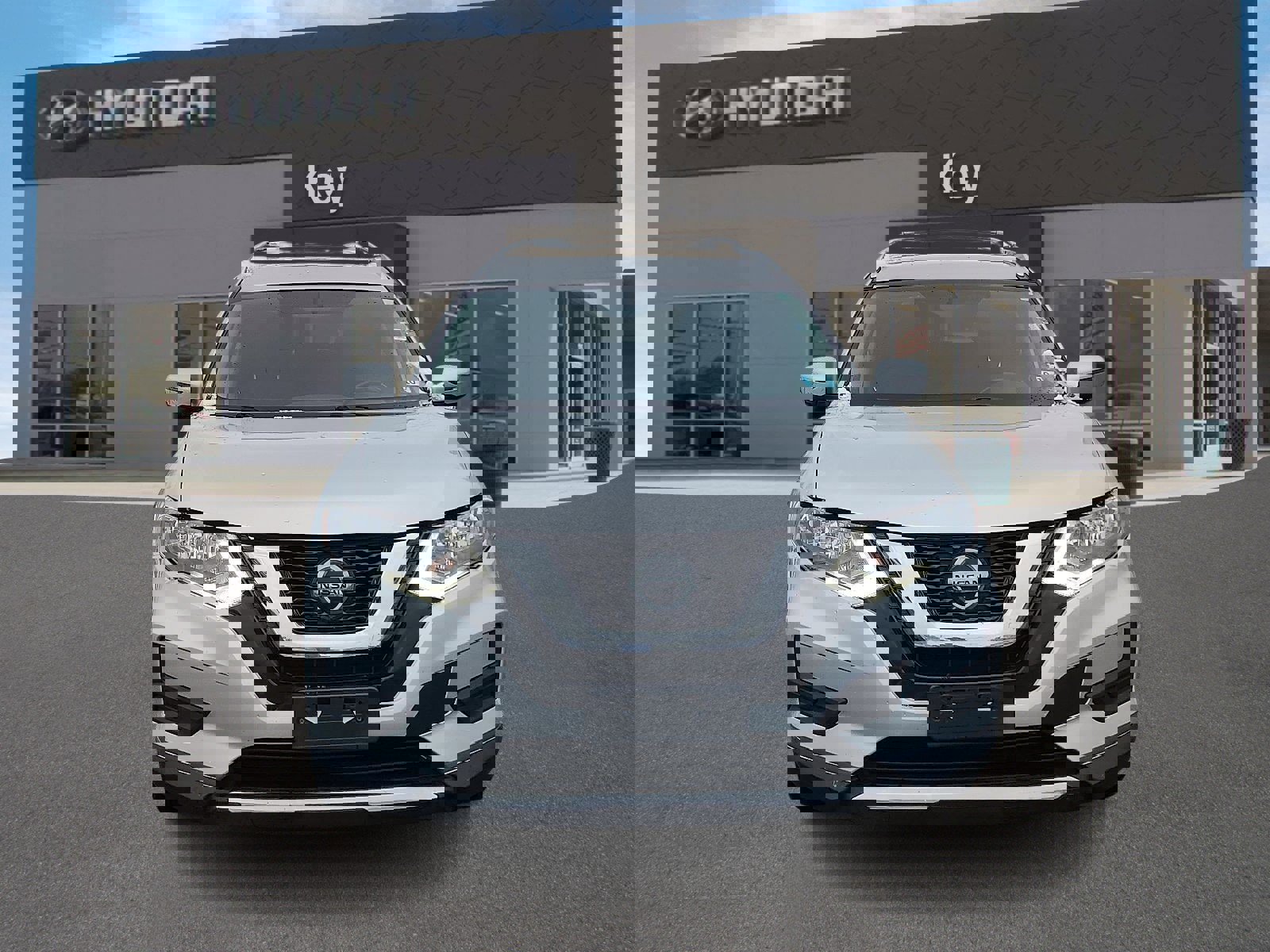 Used 2018 Nissan Rogue SV w/ Premium Package image 8