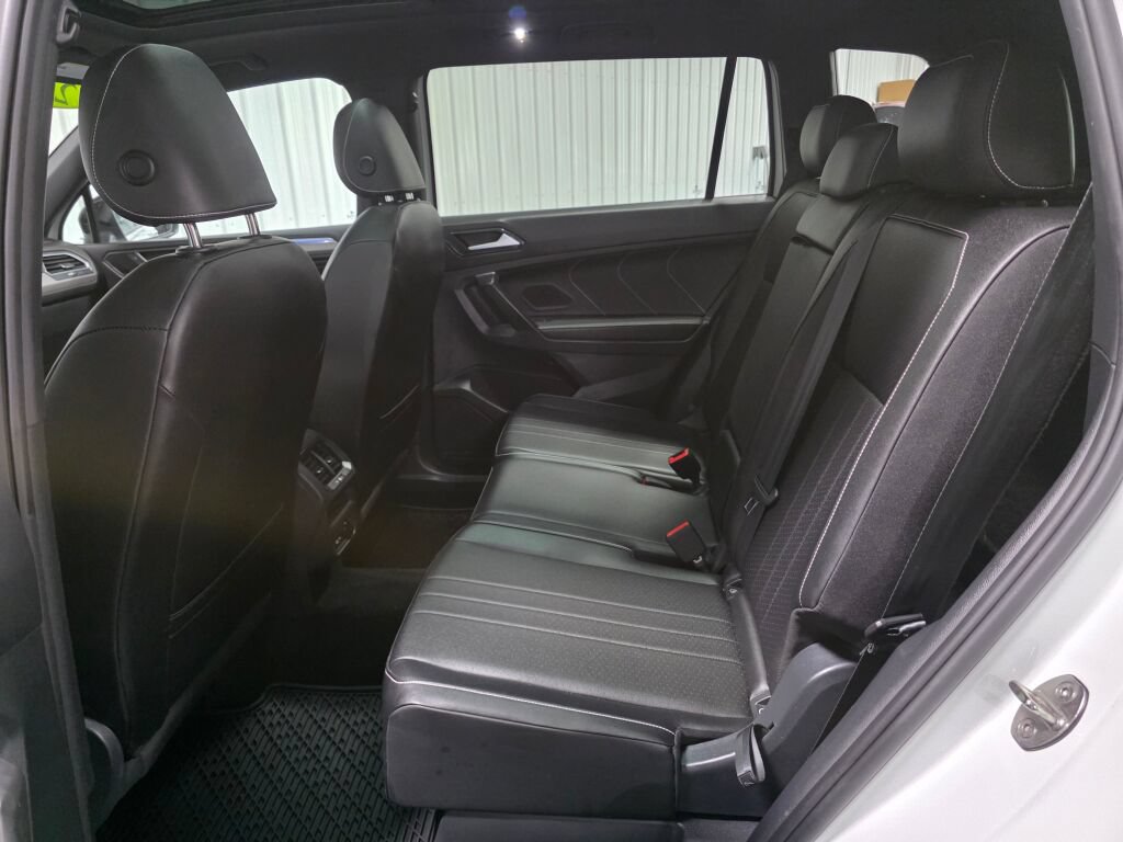 Used 2023 Volkswagen Tiguan SE R-Line AWD/4WD image 10