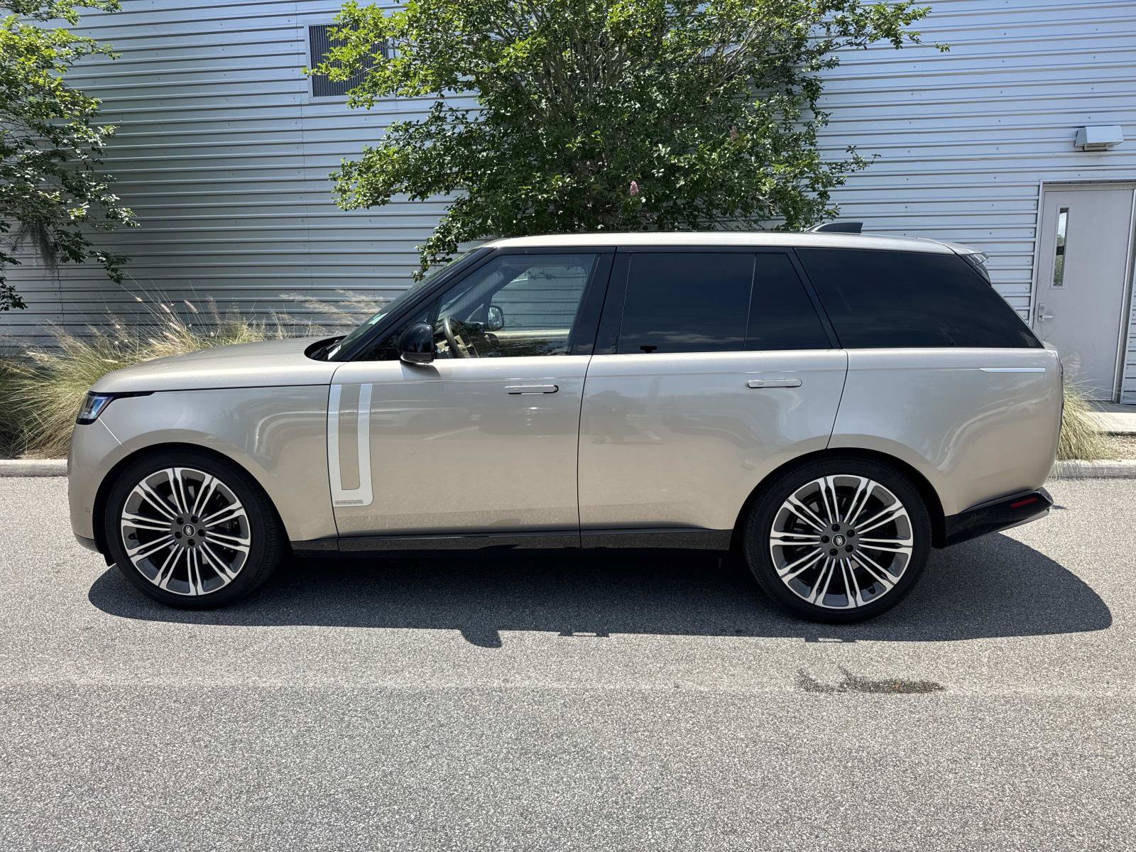 Used 2025 Land Rover Range Rover Autobiography AWD/4WD image 2