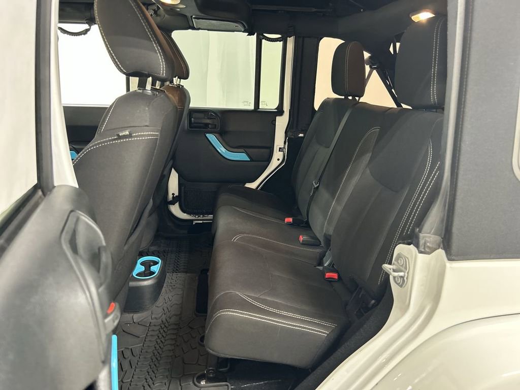 Used 2017 Jeep Wrangler Unlimited Sahara w/ Connectivity Group AWD/4WD image 19