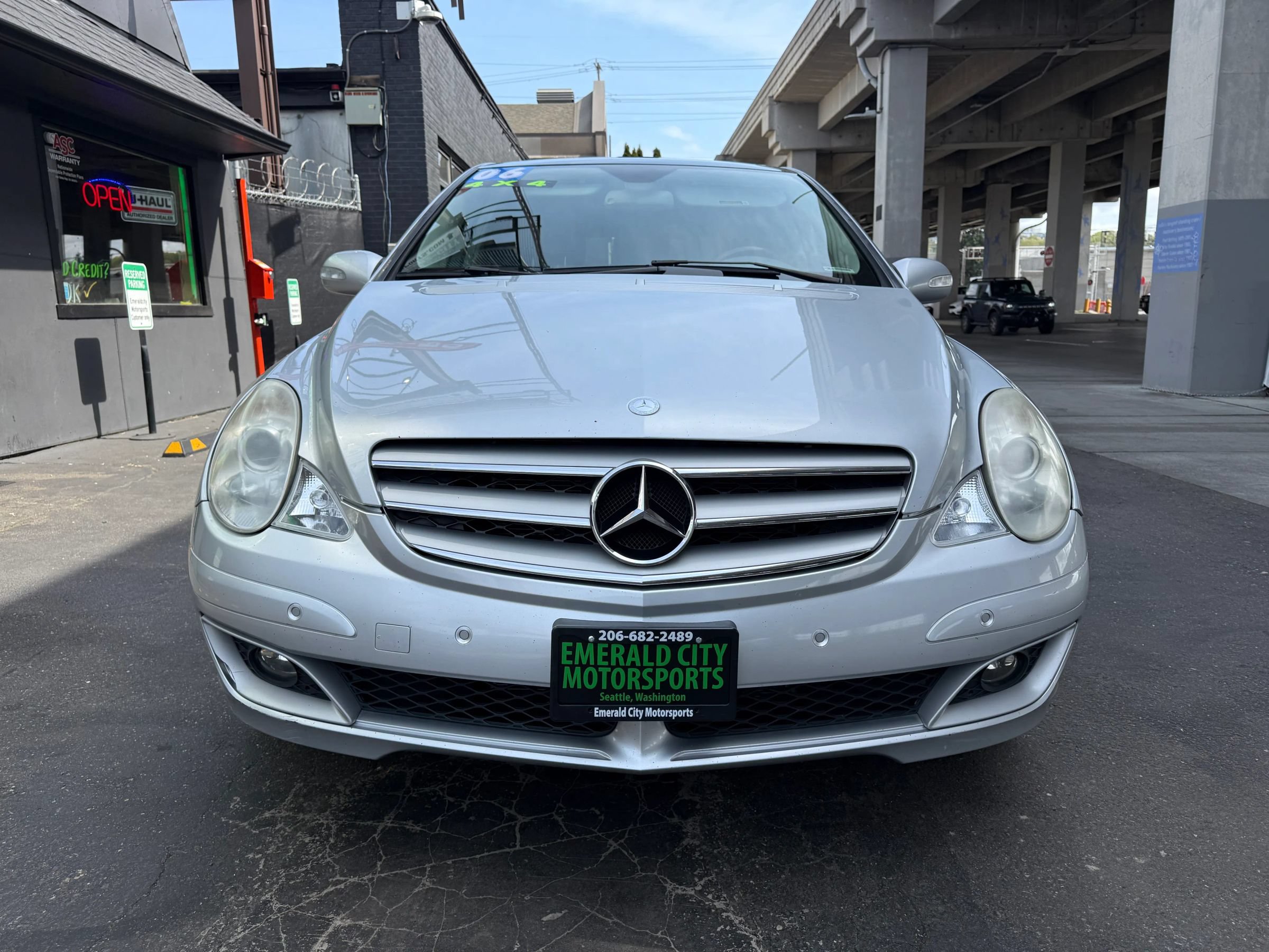 Used 2006 Mercedes-Benz R 500 4MATIC image 2