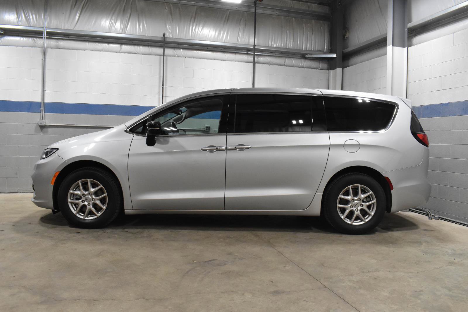 Used 2024 Chrysler Pacifica Touring-L image 23