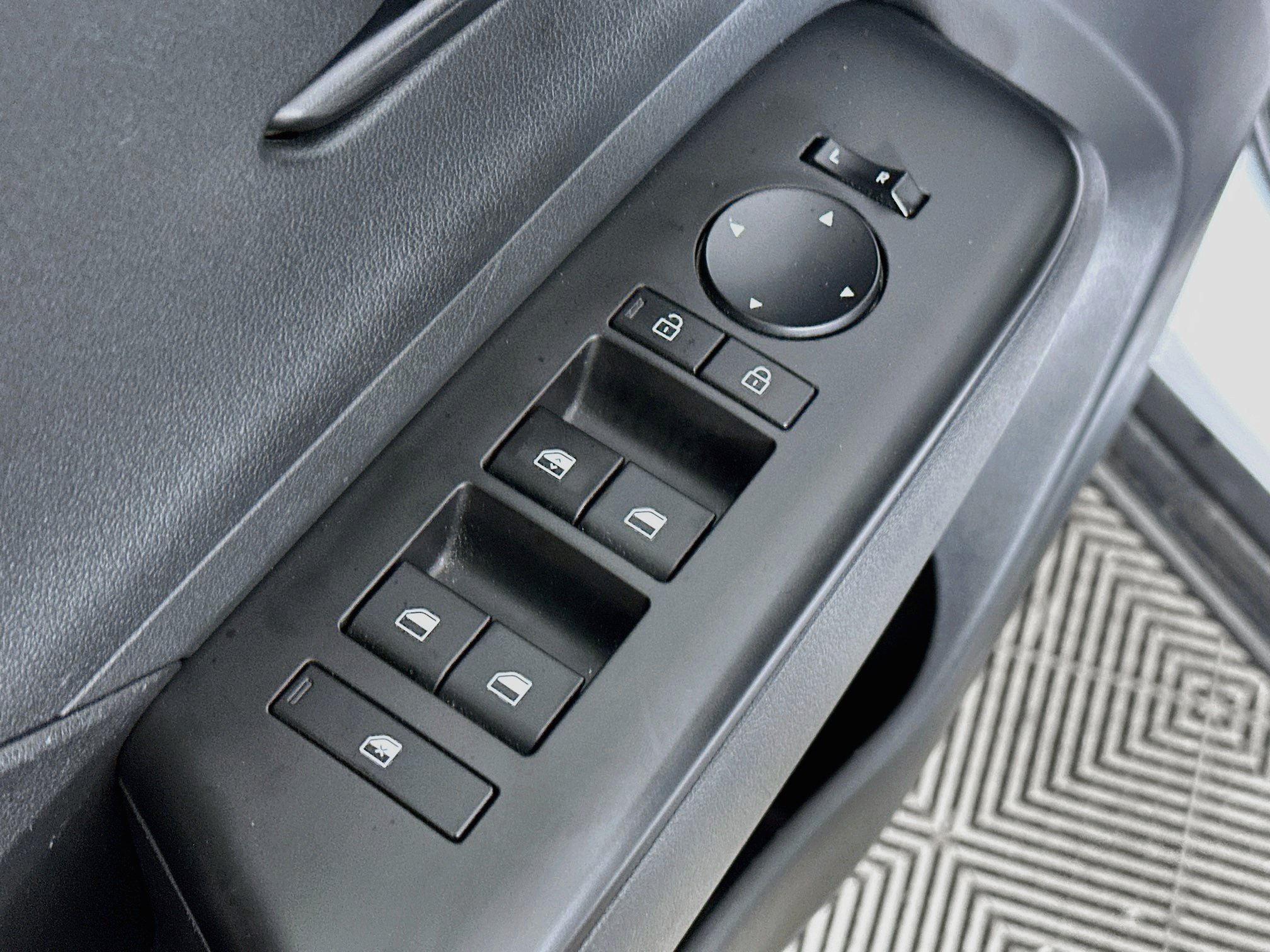 Certified 2025 Hyundai Kona SEL AWD/4WD image 17