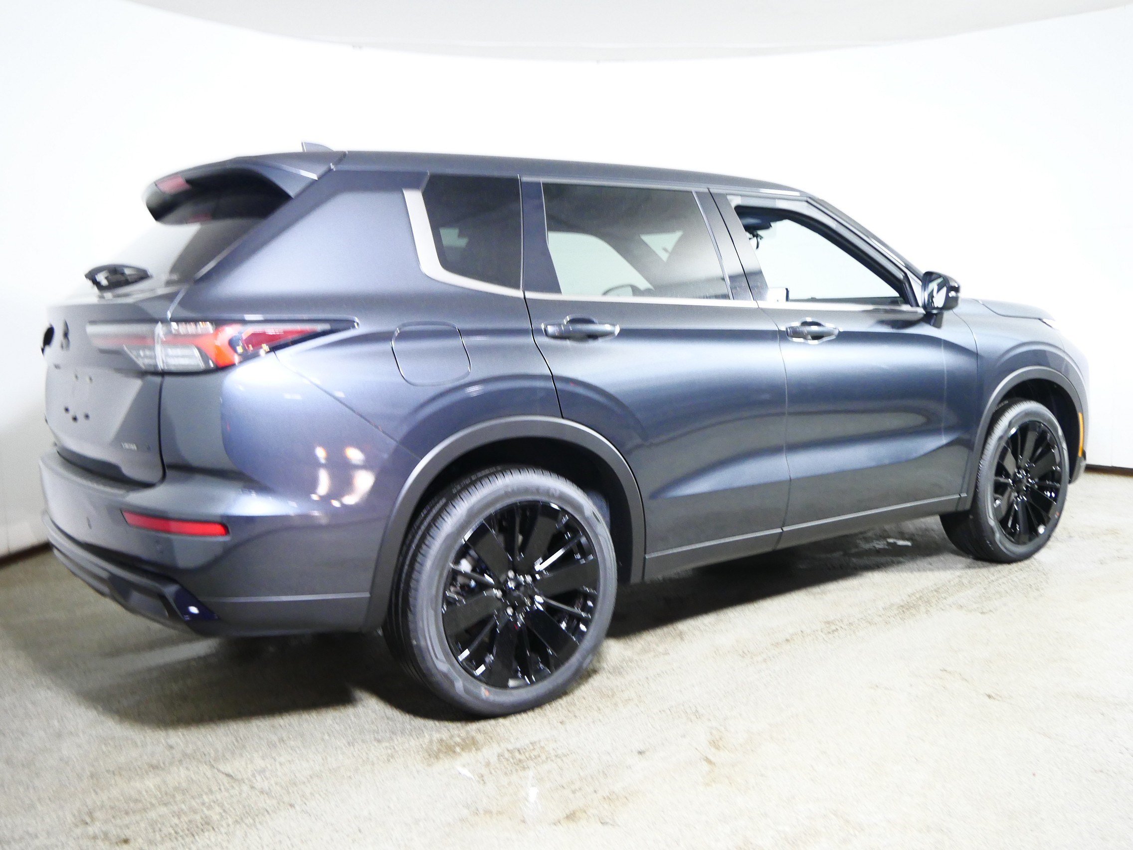 New 2026 Mitsubishi Outlander LE AWD/4WD image 2