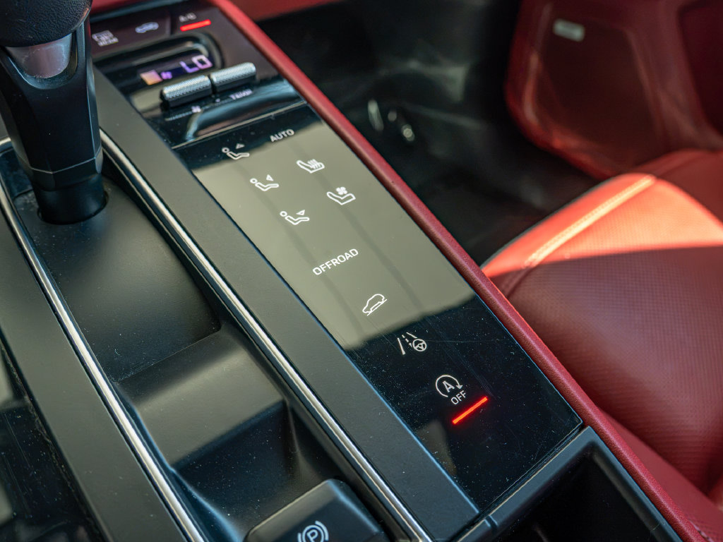 Certified 2023 Porsche Macan AWD/4WD image 14