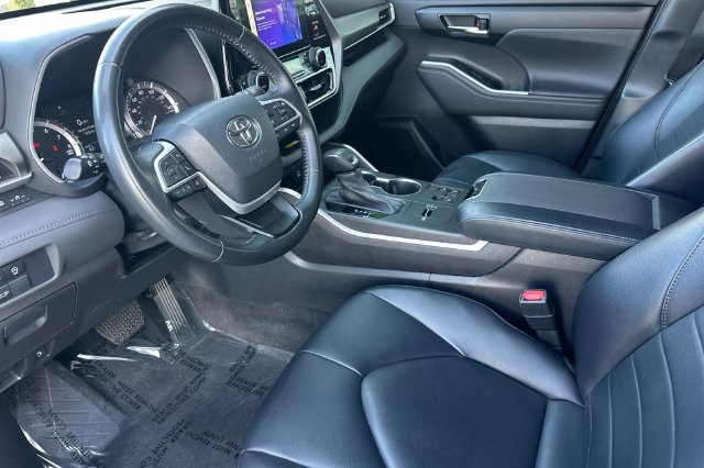 Used 2023 Toyota Highlander XLE FWD image 11