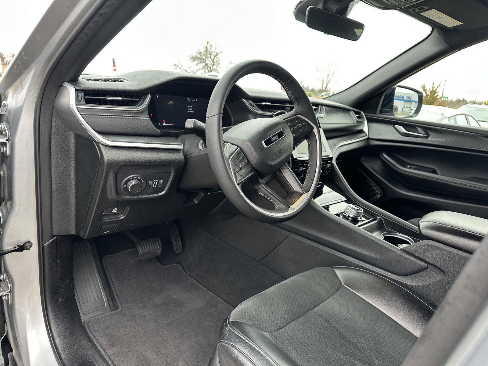 Used 2025 Jeep Grand Cherokee Altitude AWD/4WD image 19
