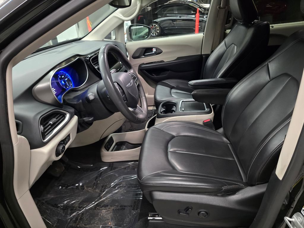 Certified 2023 Chrysler Pacifica Touring-L FWD image 16