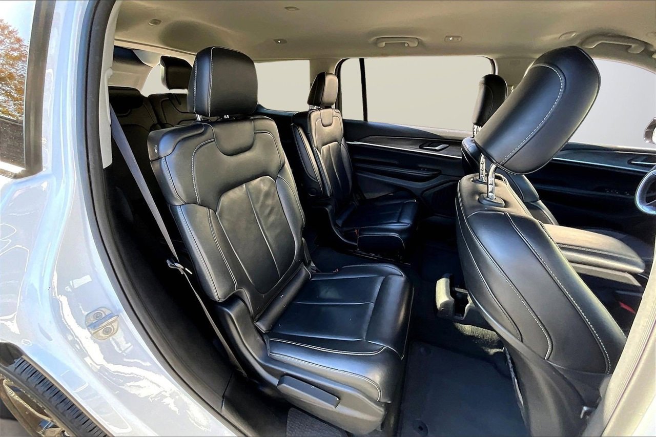 Used 2023 Jeep Grand Cherokee L Limited w/ Black Appearance Package image 23