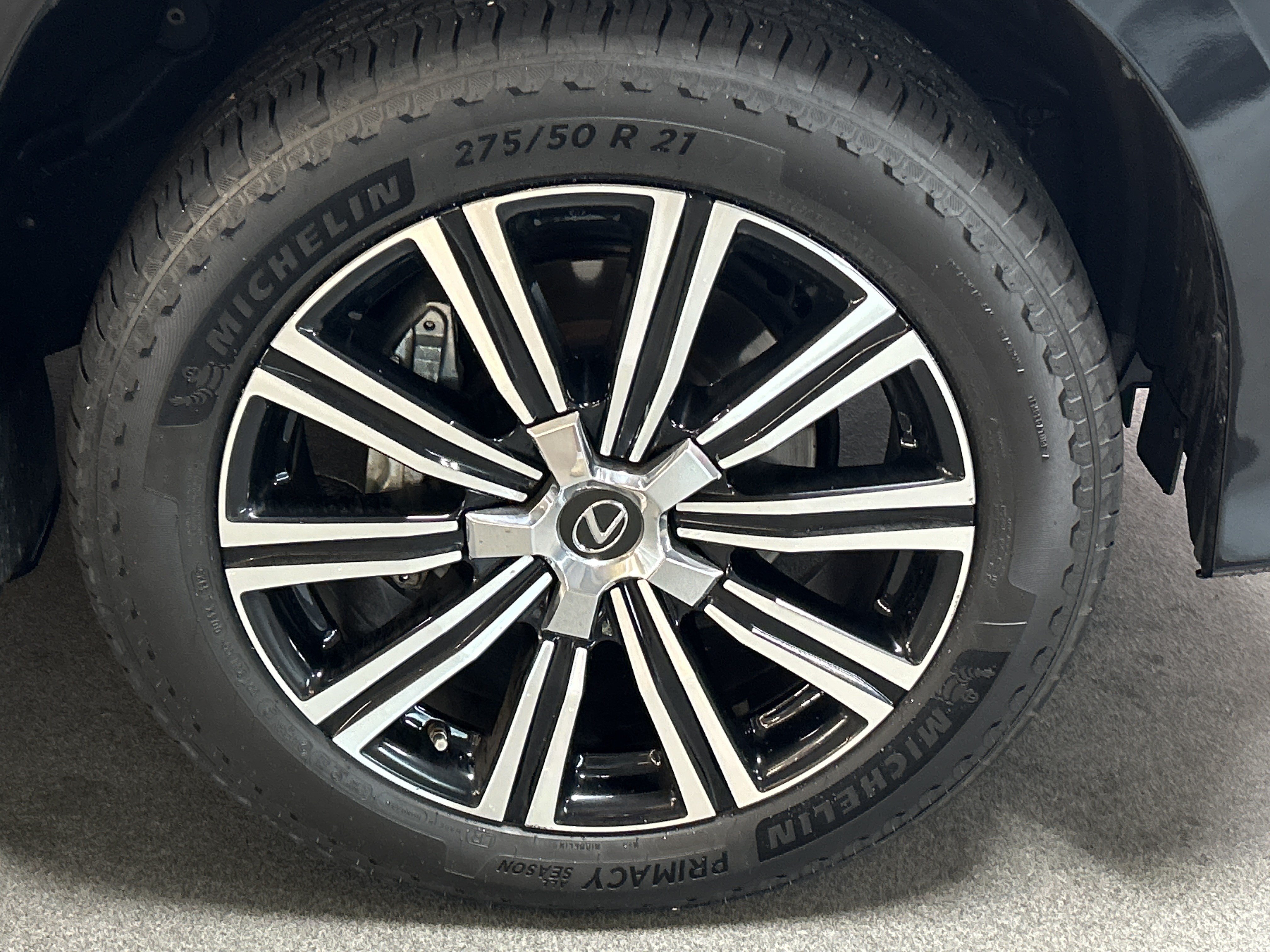 Used 2020 Lexus LX 570 4WD w/ Luxury Package image 13