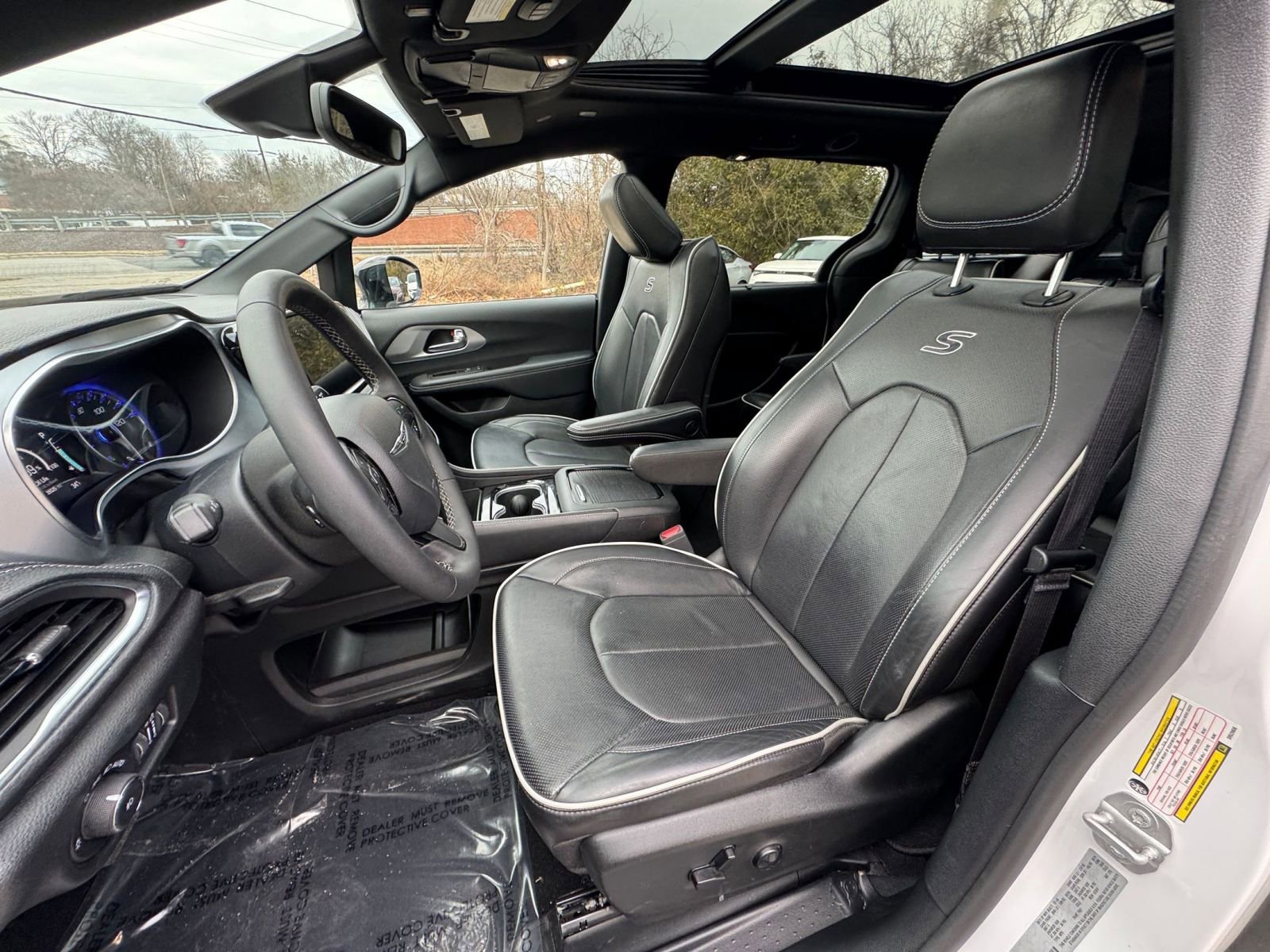 Used 2025 Chrysler Pacifica Limited image 35