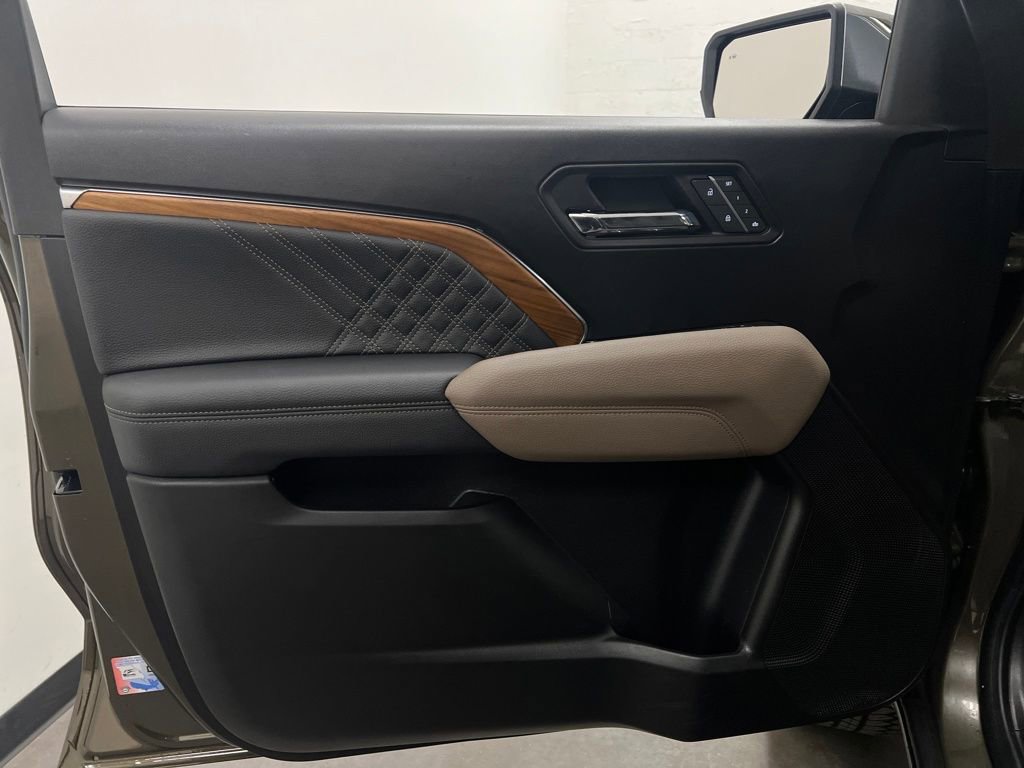 Used 2025 GMC Canyon Denali image 12